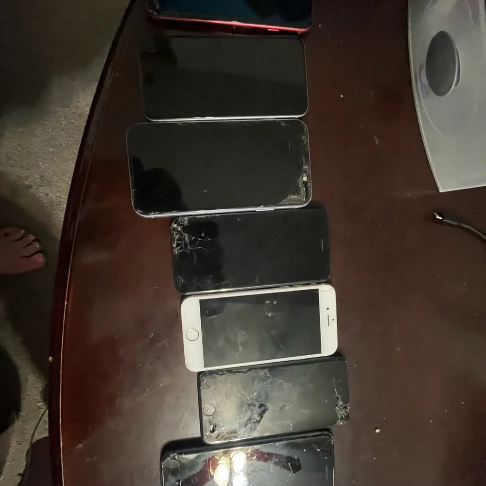 7 DIFFERENT IPHONES! Some locked some unlocked some cracked on back and front! P